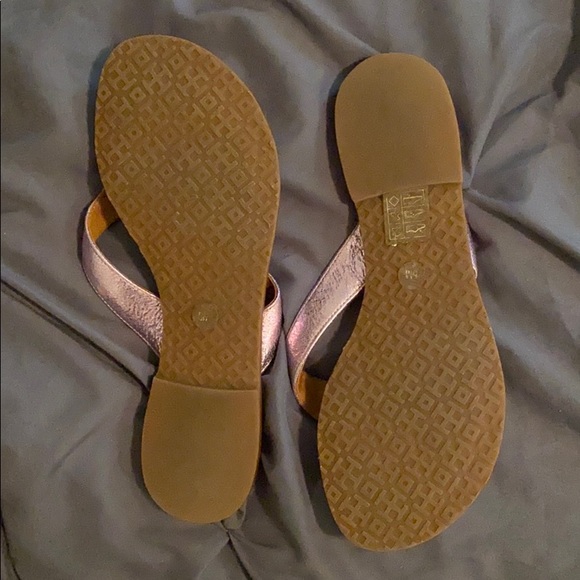 Tory Burch metallic flip flops - Picture 2 of 2